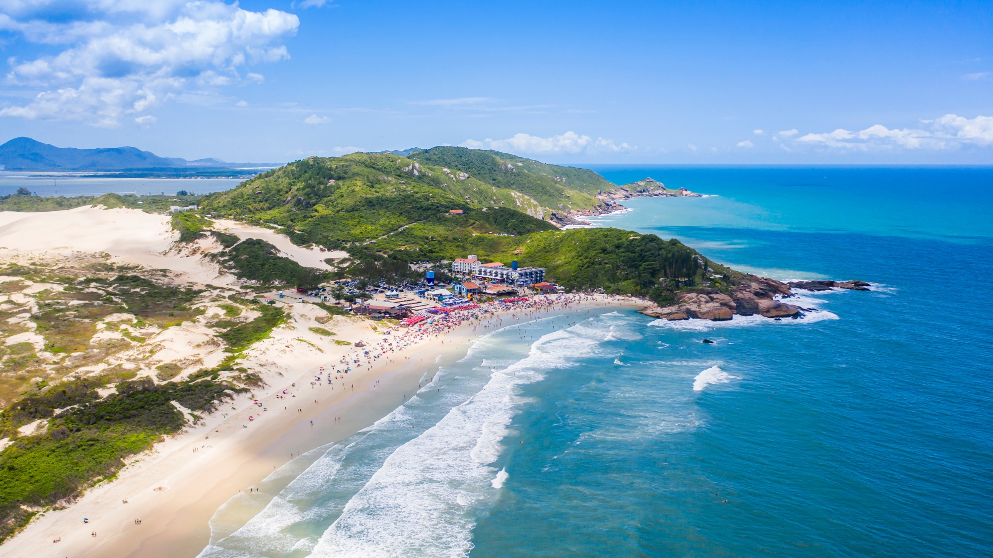 Аэрофото пляжа Floripa — дюны, лагуна, бирюзовая вода и зелёный холм